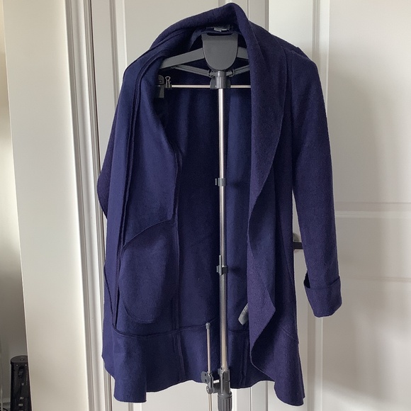 Novelti wrap coat w/tag. navy, small (style accommodates larger sizes) - Picture 9 of 9